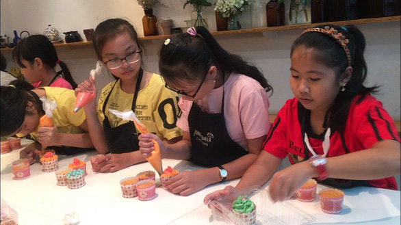 Vietnamese children spend summer in cooking, arts classes