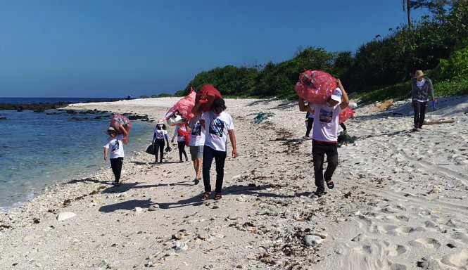 Vietnamese islanders promote beach cleanup campaign to save their home