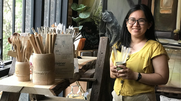 Meet Vietnamese girl who persuades small vendors to ditch plastic bags