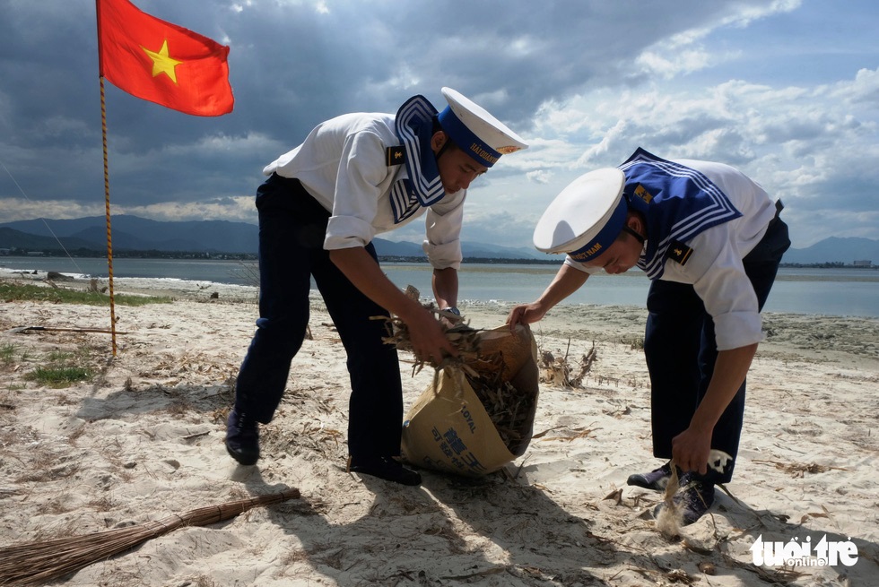 Over 4,000 naval soldiers collect trash, plant trees along beaches in south-central Vietnam