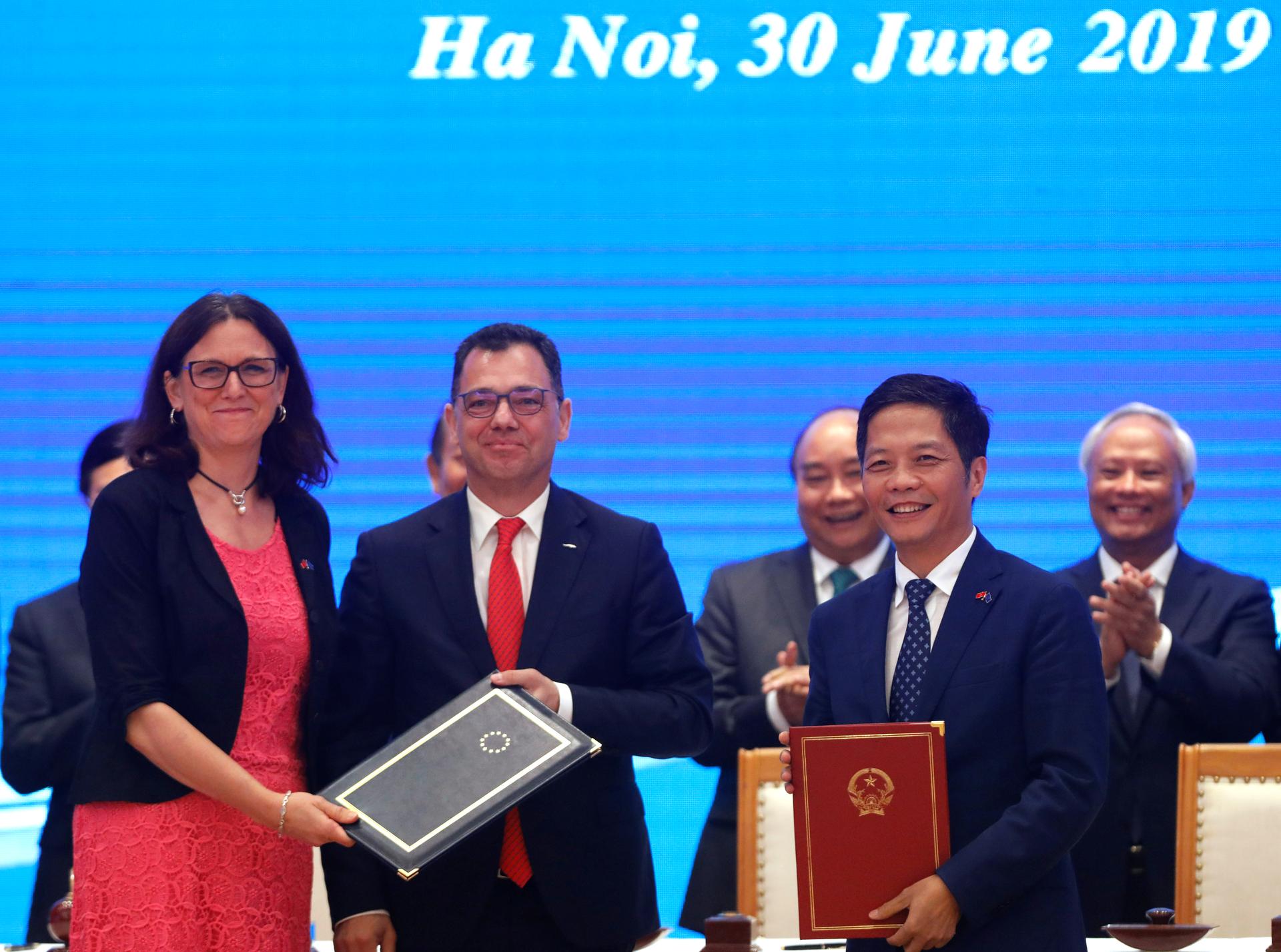 Vietnam, EU sign landmark free trade deal