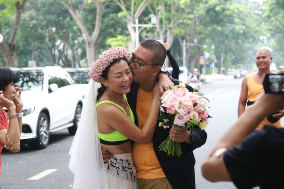 Surprise wedding held at marathon finish line for Vietnamese couple