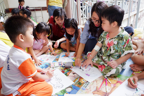 ‘Reading ambassadors’ spread literary love to child patients in Ho Chi Minh City
