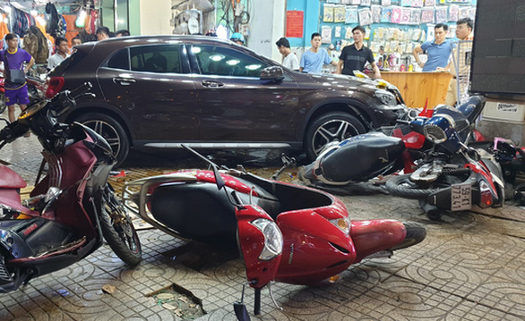 Six hospitalized as woman crashes car into motorbikes in Ho Chi Minh City