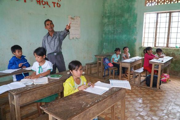 Vietnamese teacher dedicates life to children in remote areas