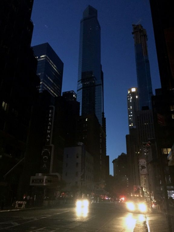 Huge power outage plunges Manhattan into darkness