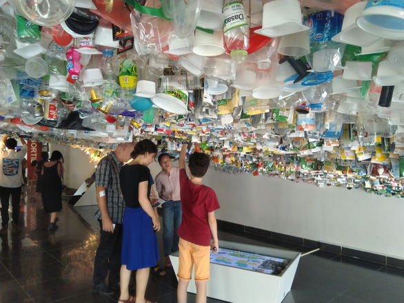 Hanoi exhibition calls on people to reduce plastic waste