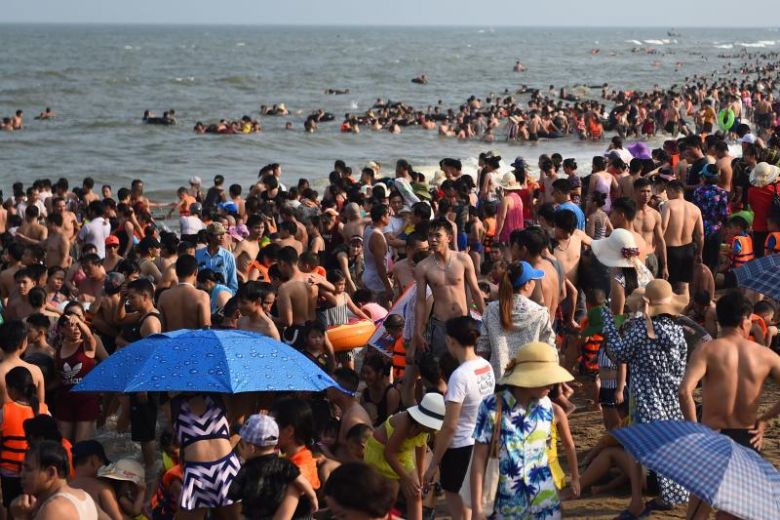 Beach hustle: Thousands pack popular Vietnam shore