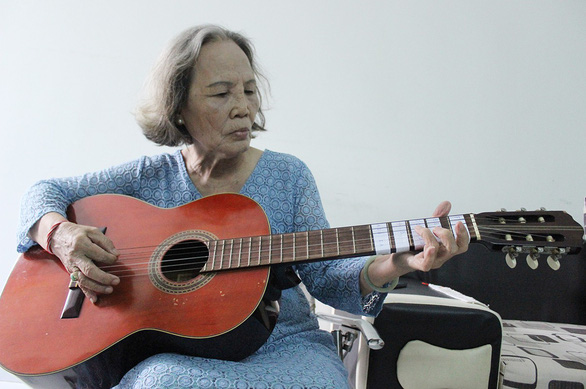 Vietnamese elderly woman learns to play musical instruments at 80