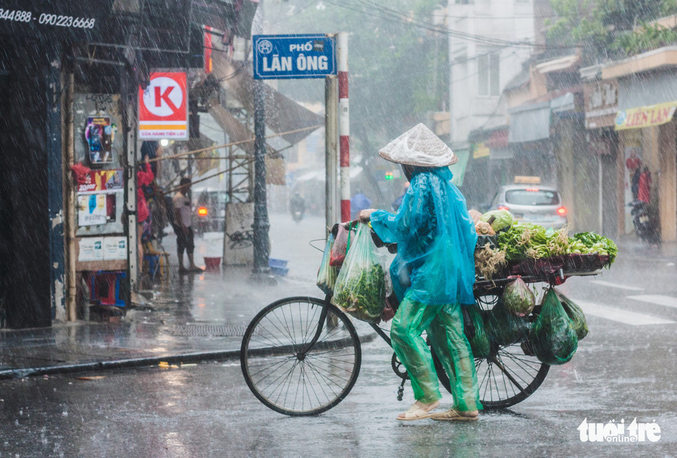 Hanoi laborers toil in stormy weather
