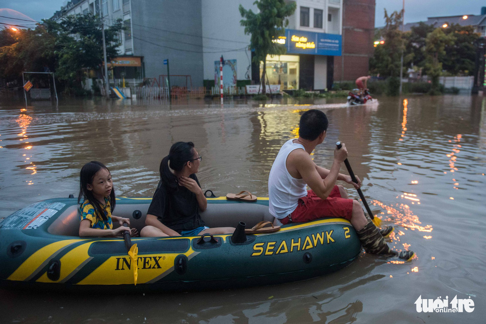 Prolonged downpour submerges Hanoi urban area