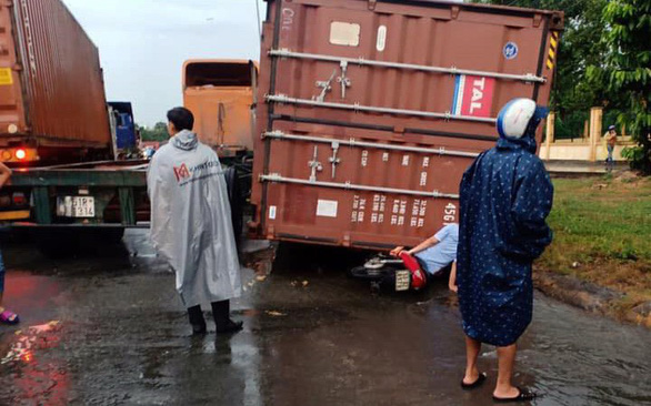 Loose shipping containers pose danger to road commuters in Vietnam