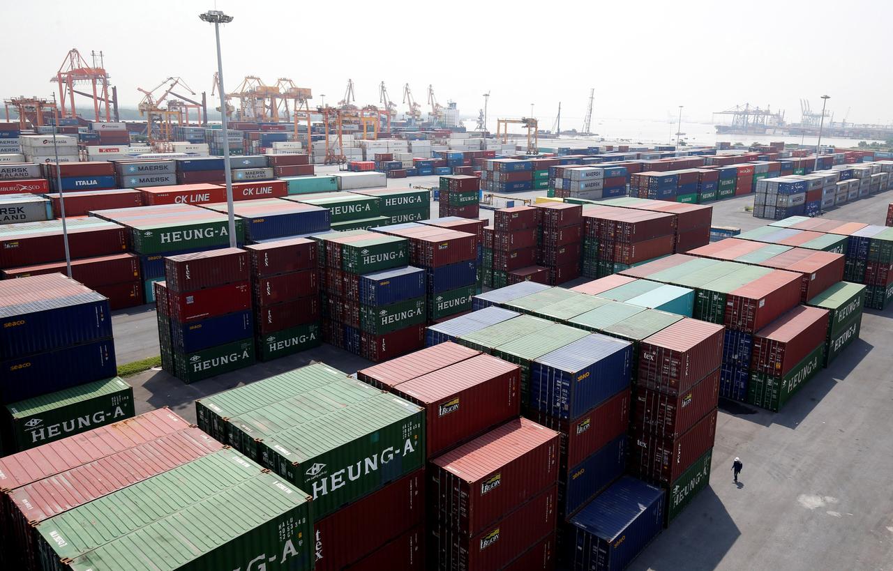 Vietnam's trade surplus plunges to $43 mln in July: customs