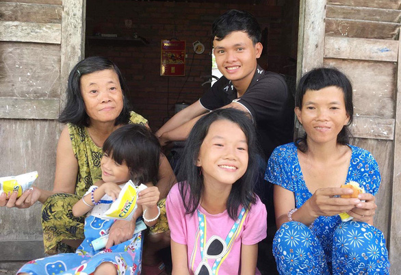 Vietnamese man makes YouTube videos to support poor people