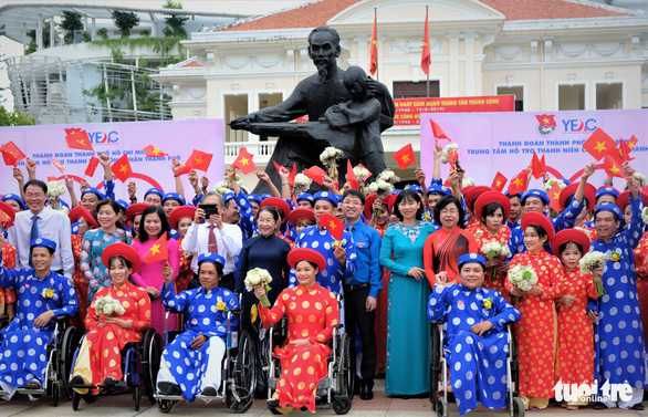 100 couples tie the knot in mass wedding on Vietnam’s National Day