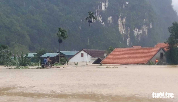 Rain caused by tropical depression submerges over 15,000 houses in Vietnam