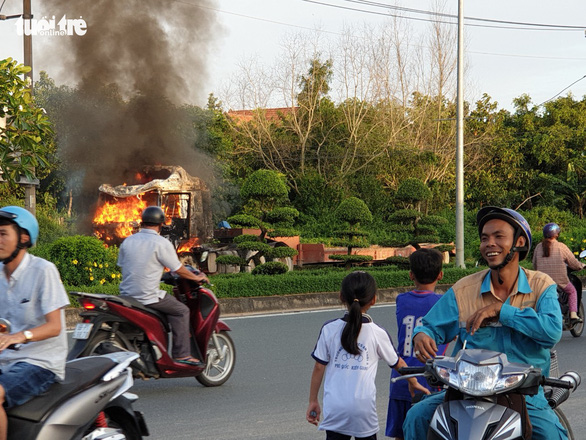 Many watch, live-stream semi-truck fire on Vietnam’s Phu Quoc Island