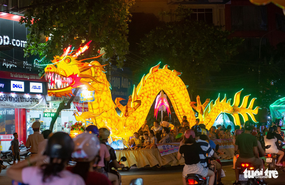 Giant lanterns ‘float’ through streets in Vietnamese province ahead of Mid-Autumn Festival