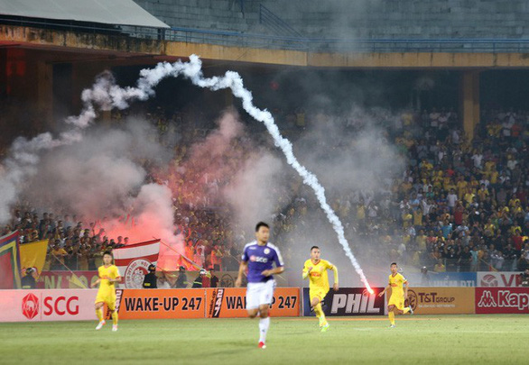 Fan injured, policemen hospitalized as flares fly in Vietnam’s league match