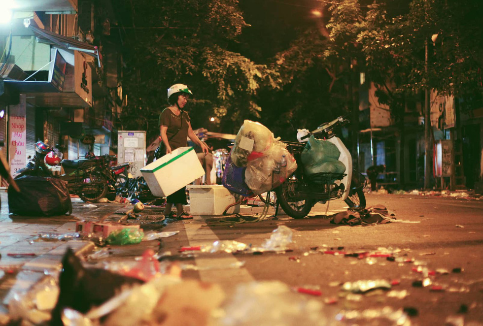 Trash floods Hanoi street after Mid-Autumn Festival celebrations