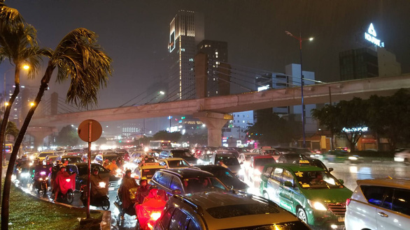 Downpour leads to flooding, congestion in Ho Chi Minh City