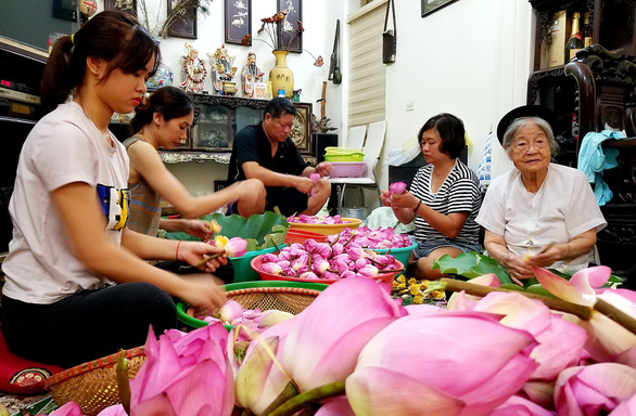 Vietnamese woman maintains family tea-making tradition at her 90s