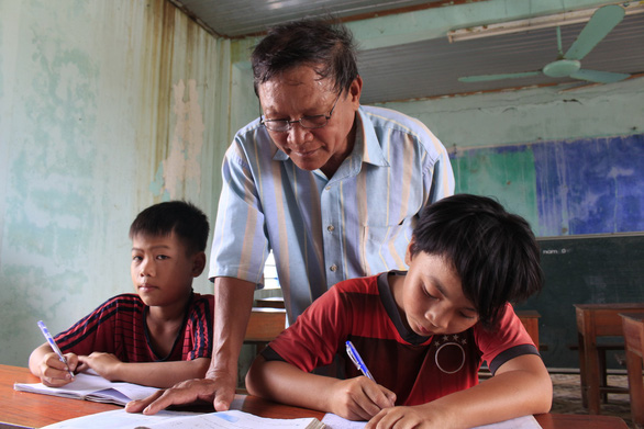 Vietnamese teacher hosts free classes to help end illiteracy in seaside village