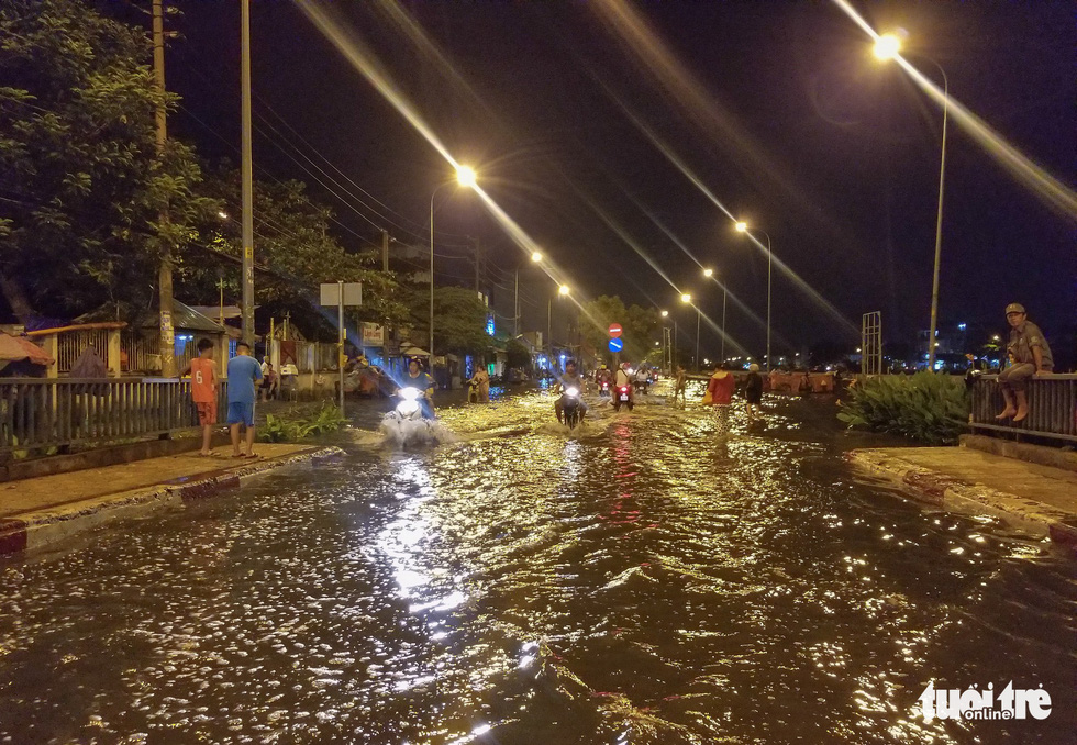 High tide sinks Ho Chi Minh City, Mekong Delta localities