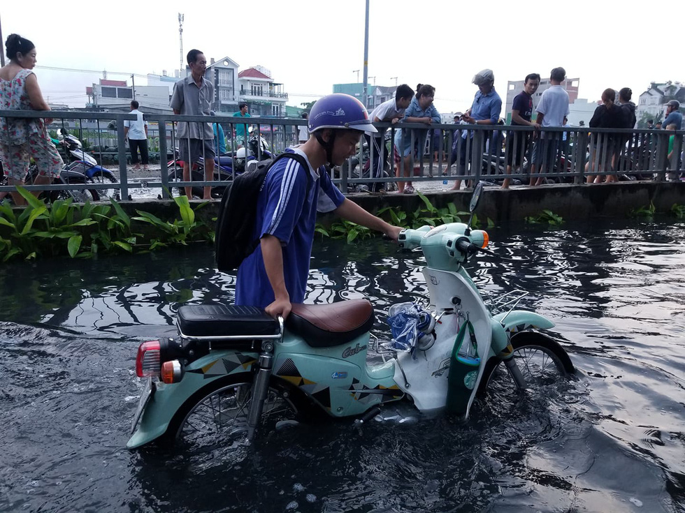 Historic tidal flooding turns lives upside down in Ho Chi Minh City