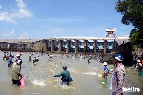 Hydropower dam becomes annual fishing ground in southern Vietnam