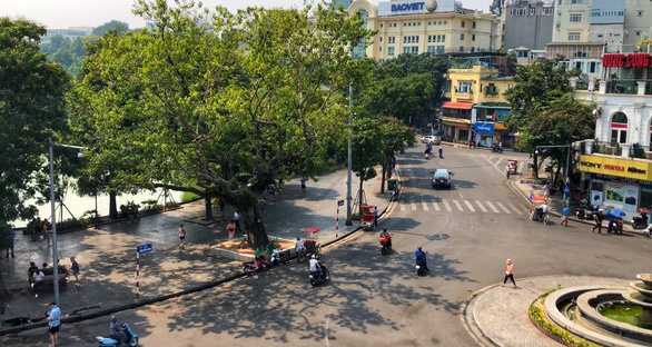 Locals concerned over planned month-long vehicle ban around Hanoi’s iconic lake