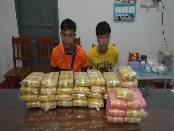Laotian men nabbed for smuggling 215,000 illegal pills into Vietnam