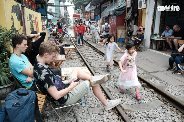 Transport ministry asks Hanoi to close down railway cafés