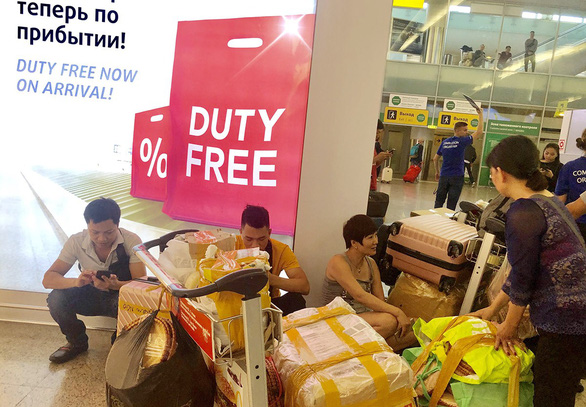 Vietnamese earn money from retailing domestic goods overseas