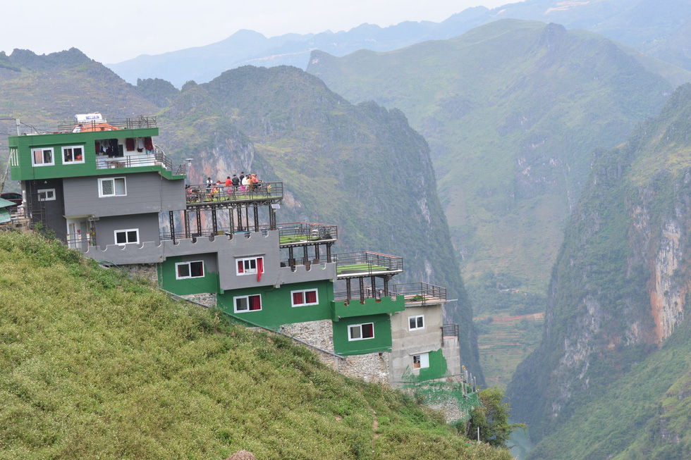 Controversial building on famed Vietnam mountain pass painted new green