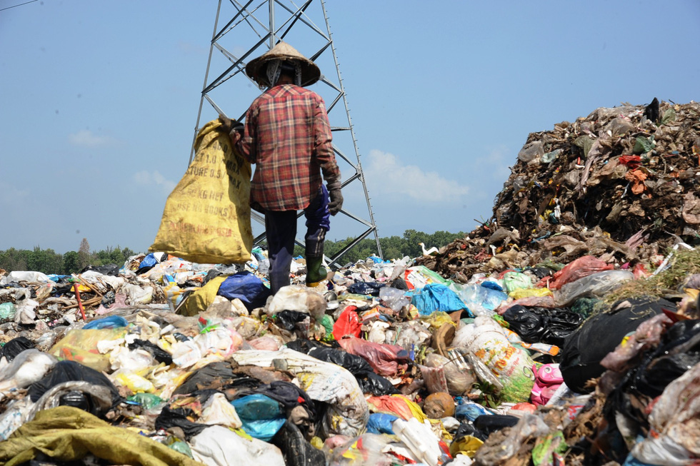 Trash piles up in Vietnam’s Hoi An as residents block access to major landfill