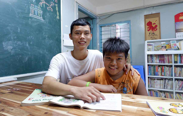 Vietnamese pursues education despite vision impairment
