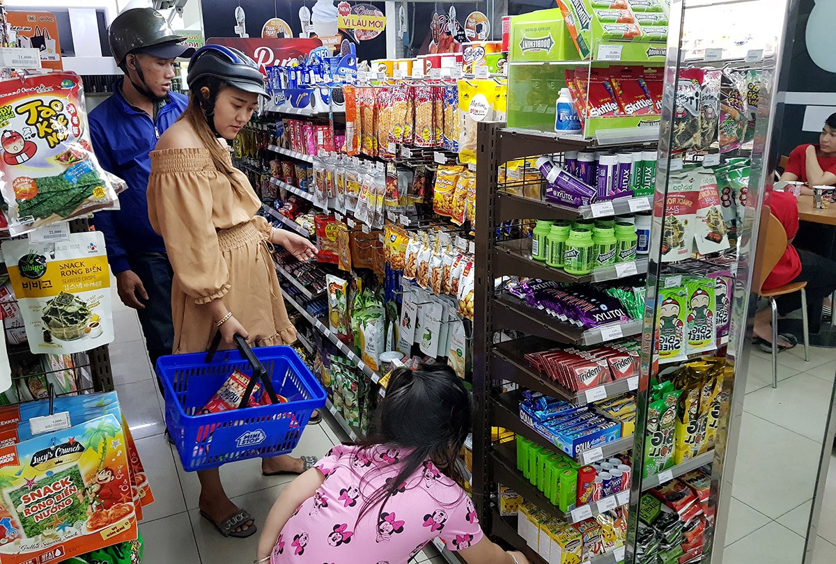 Life at night inside Ho Chi Minh City convenience stores