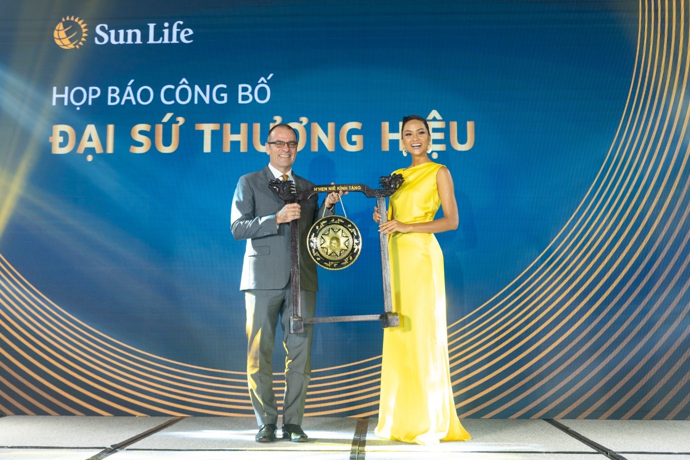 'H’Hen Nie inspires us with her lifestyle’: Sun Life Vietnam CEO