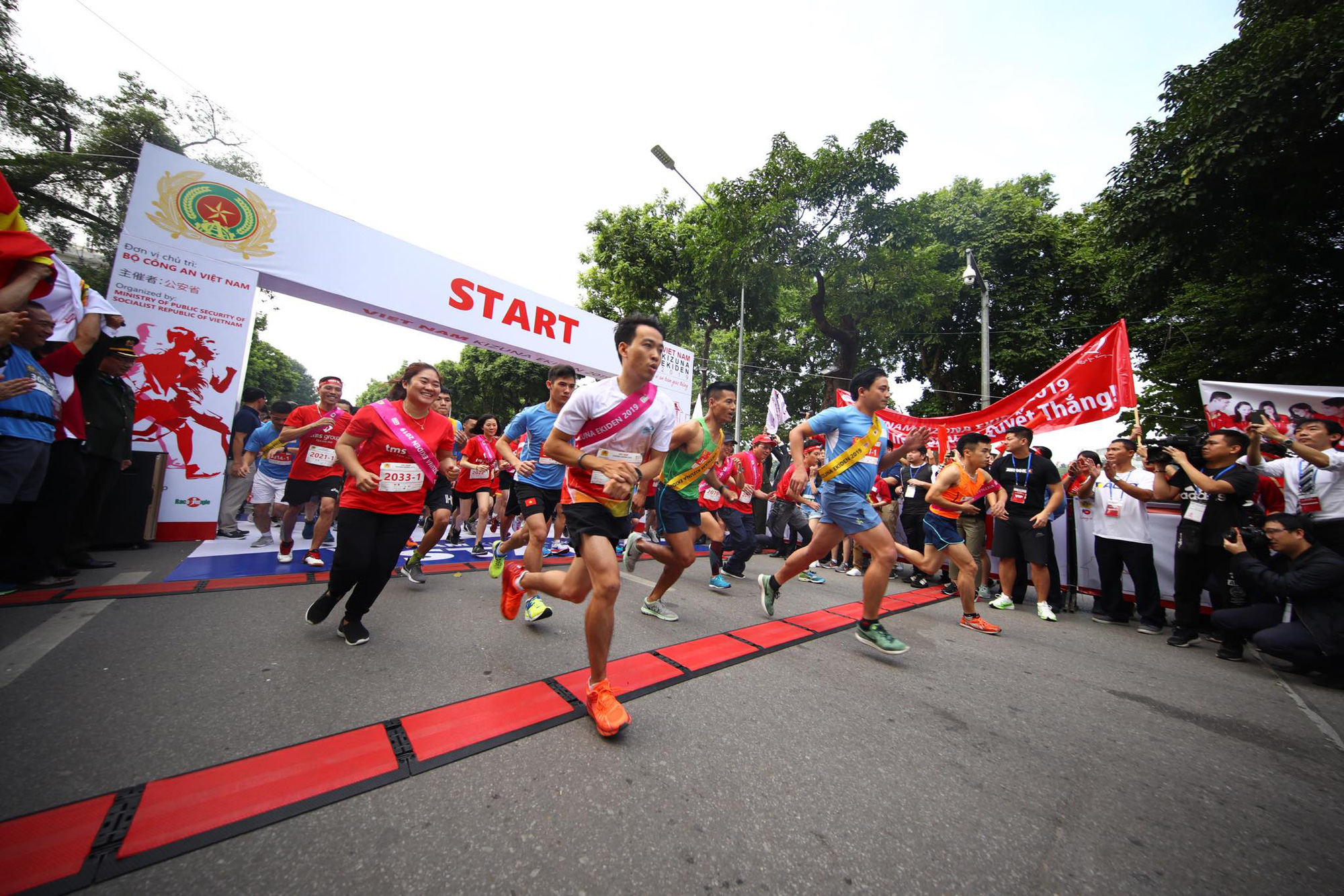 Relay marathon Vietnam Kizuna Ekiden 2019 kicks off in Hanoi