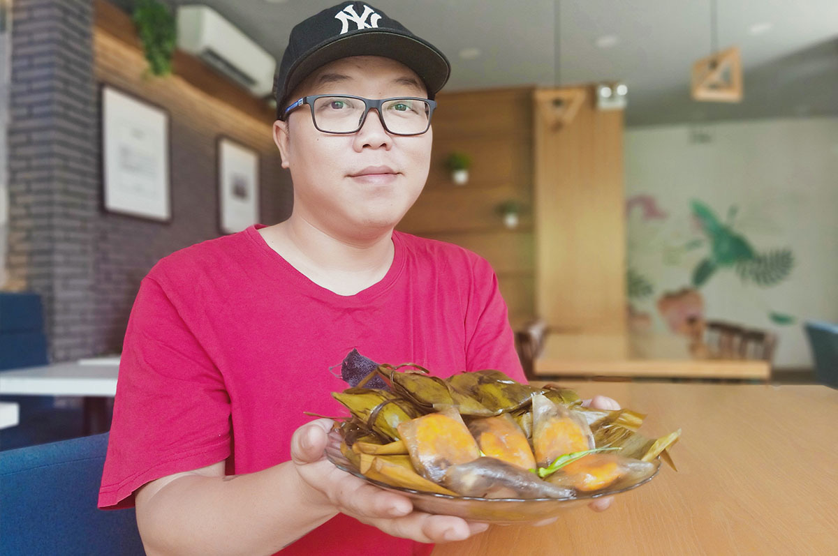 Vietnam man wins over Hue food lovers, one tapioca dumpling at a time