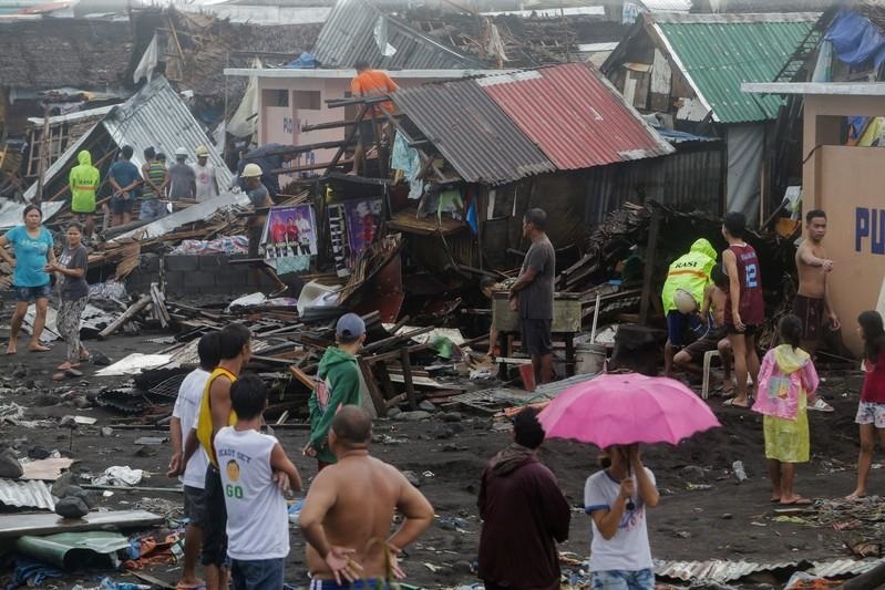 Typhoon hits Philippines, disrupting travel, work