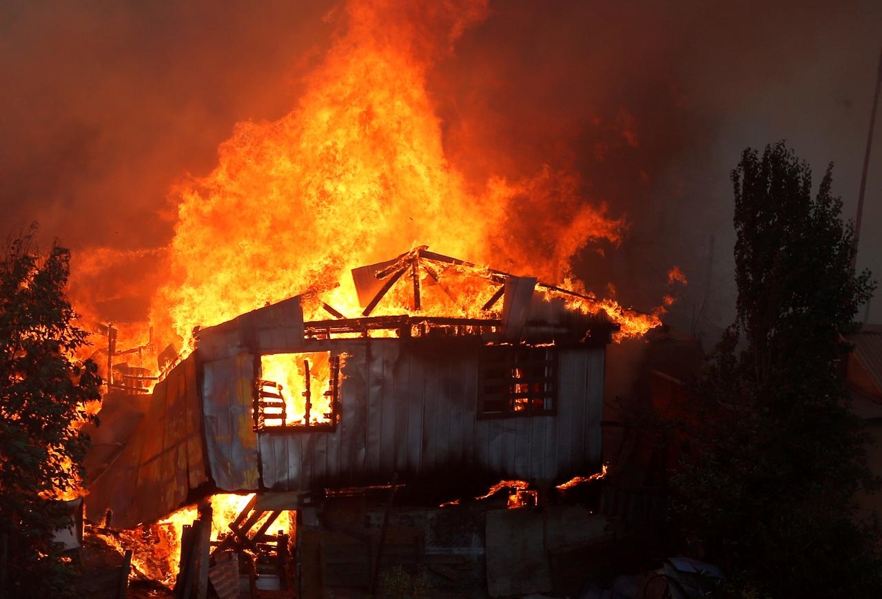 Fire in Chilean city of Valparaíso destroys about 50 homes: firefighters