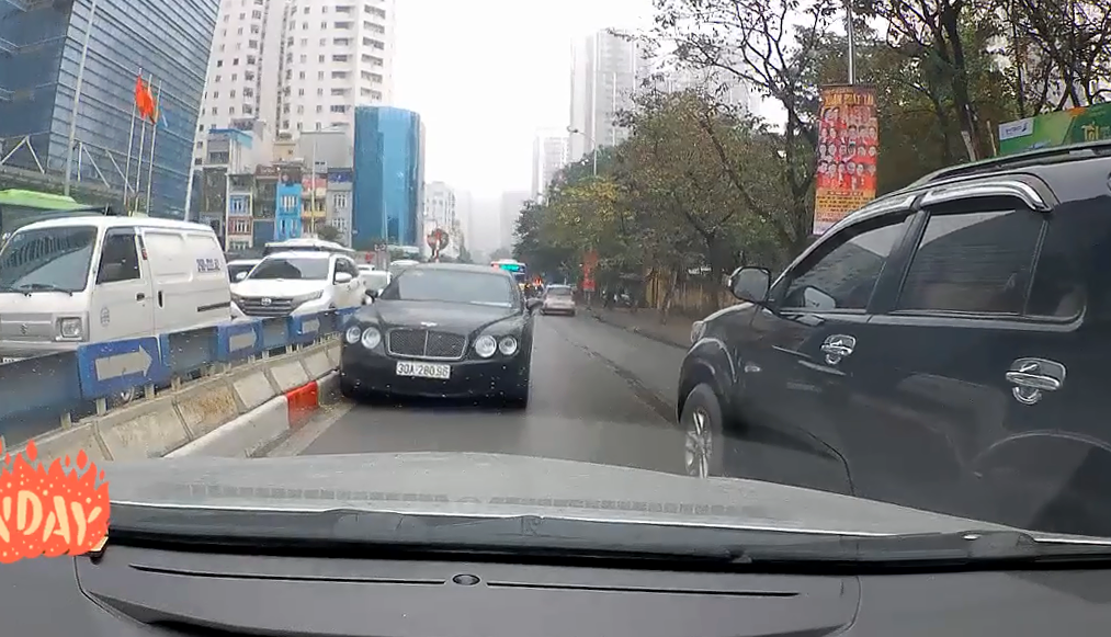 Bentley driver fined $43 for wrong-way driving in Hanoi