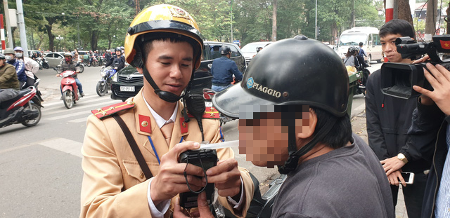 Hanoi motorcyclist slapped with $300 fine, 2-year license revocation for drunk driving