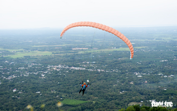Paragliding an exciting sport to take up in Vietnam