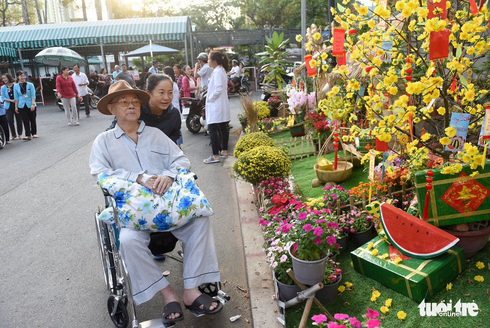 Floral relief: Ho Chi Minh City hospital opens ‘flower road’ to welcome Lunar New Year