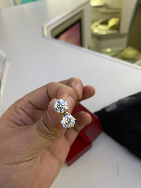 Vietnam Airlines attendant returns bag containing diamond jewelry, Rolex watch to Cambodian passenger: report