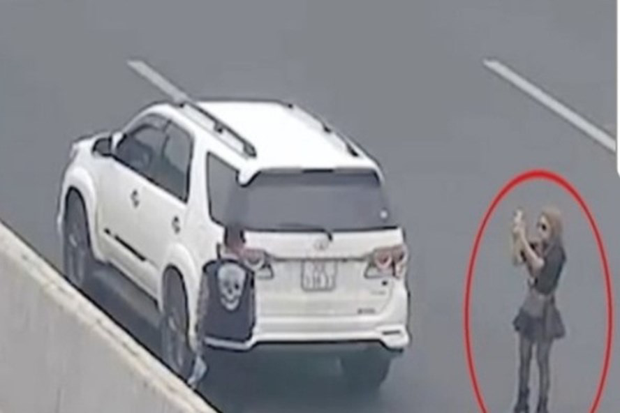 Vietnamese woman fined for stopping car on expressway to take photo