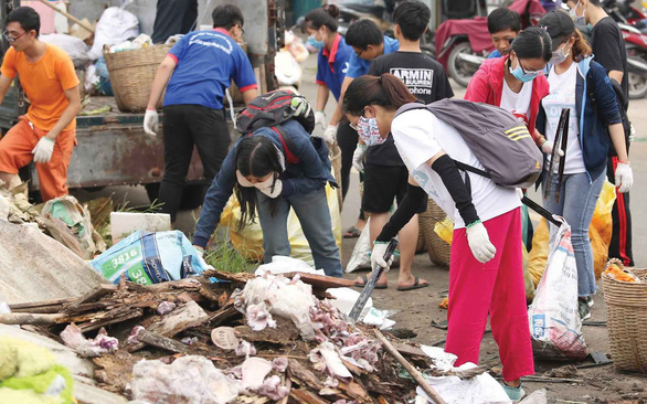Volunteers clear up tons of litter at Ho Chi Minh City university campus